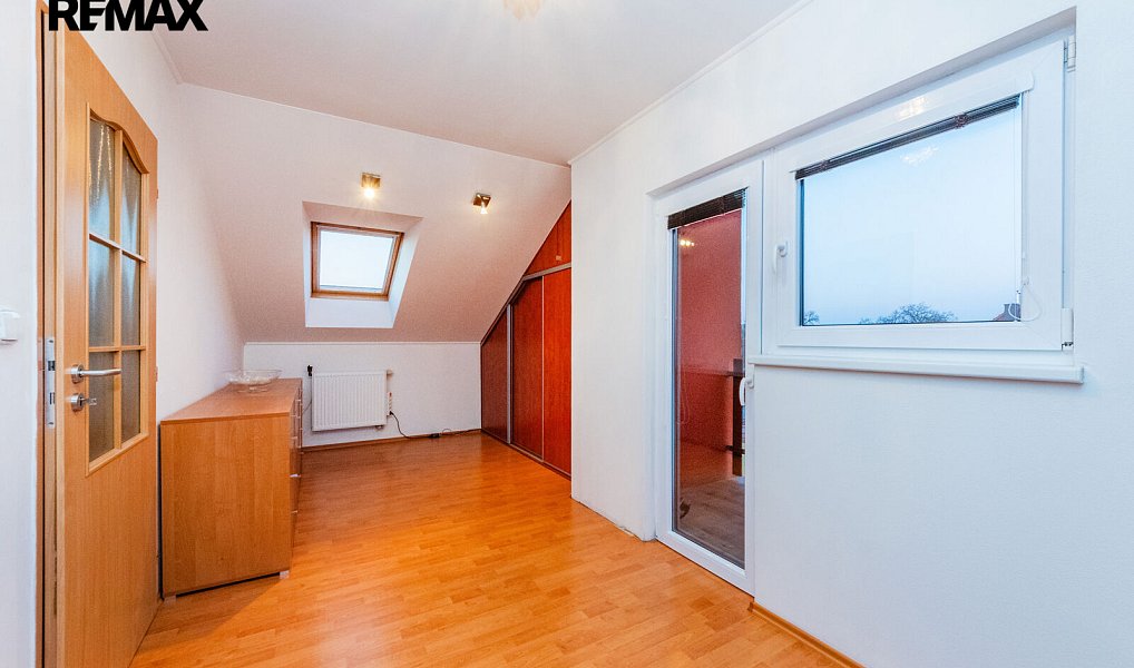 Prodej ubytovacího objektu 309 m², Kněževes – náhled fotky 33
