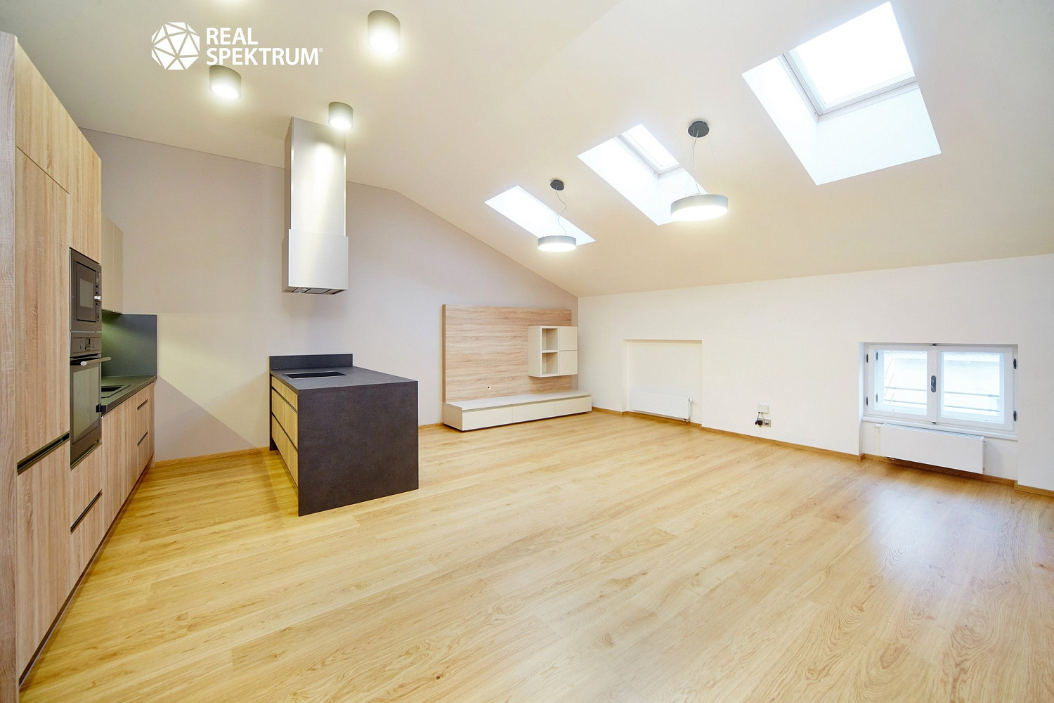 Pronájem bytu 2+kk 69 m² — photo 2