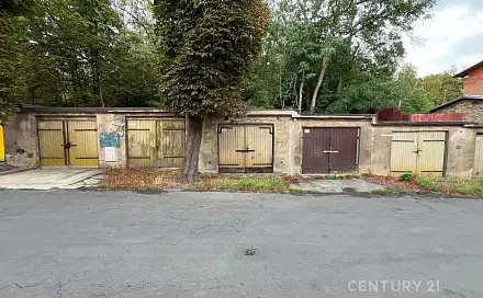 Čistá a suchá garáž v ulici Krušnohorská., Krušnohorská, Újezdeček, okres Teplice