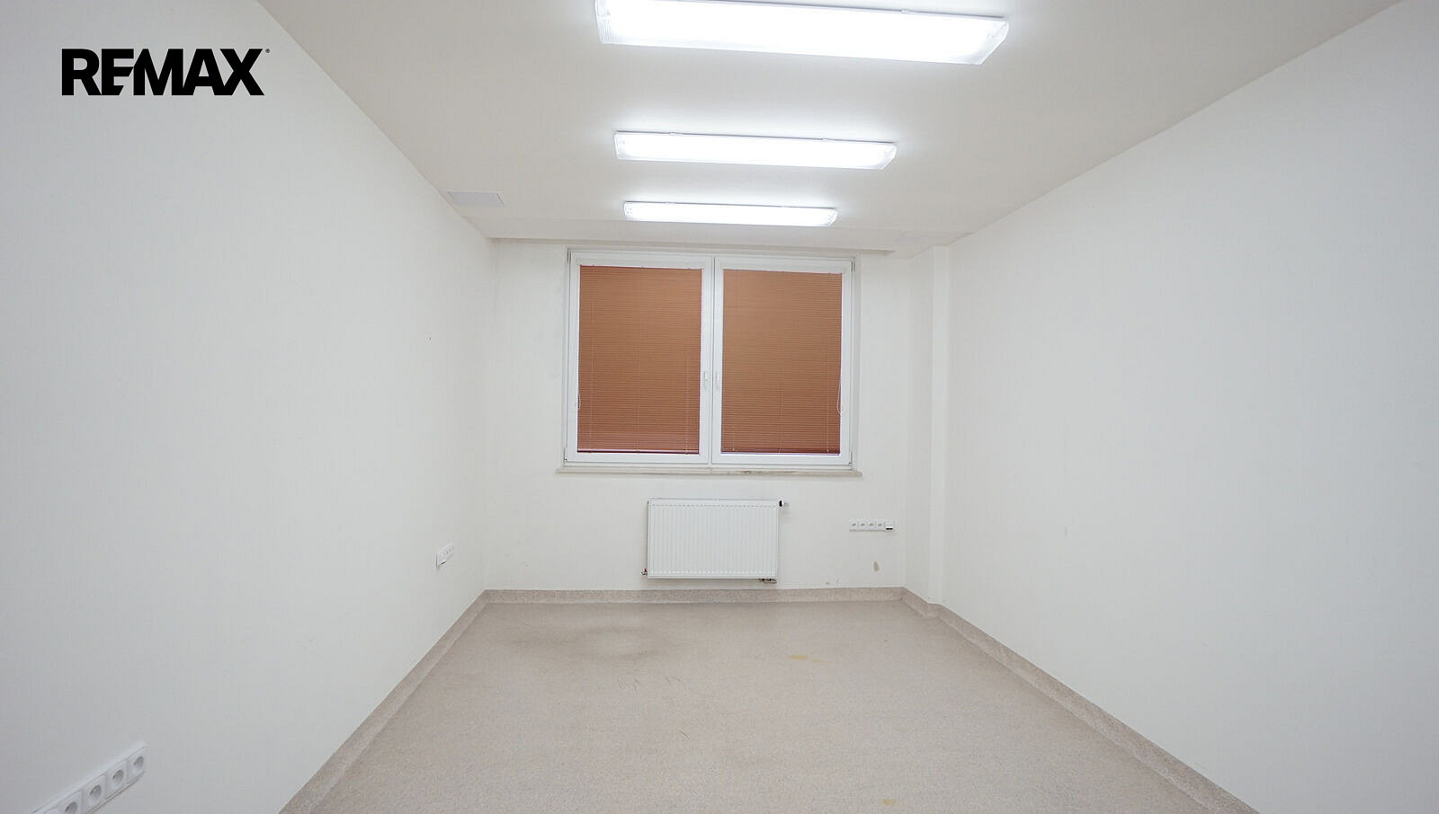 Pronájem kanceláře 407 m² – fotografie 4