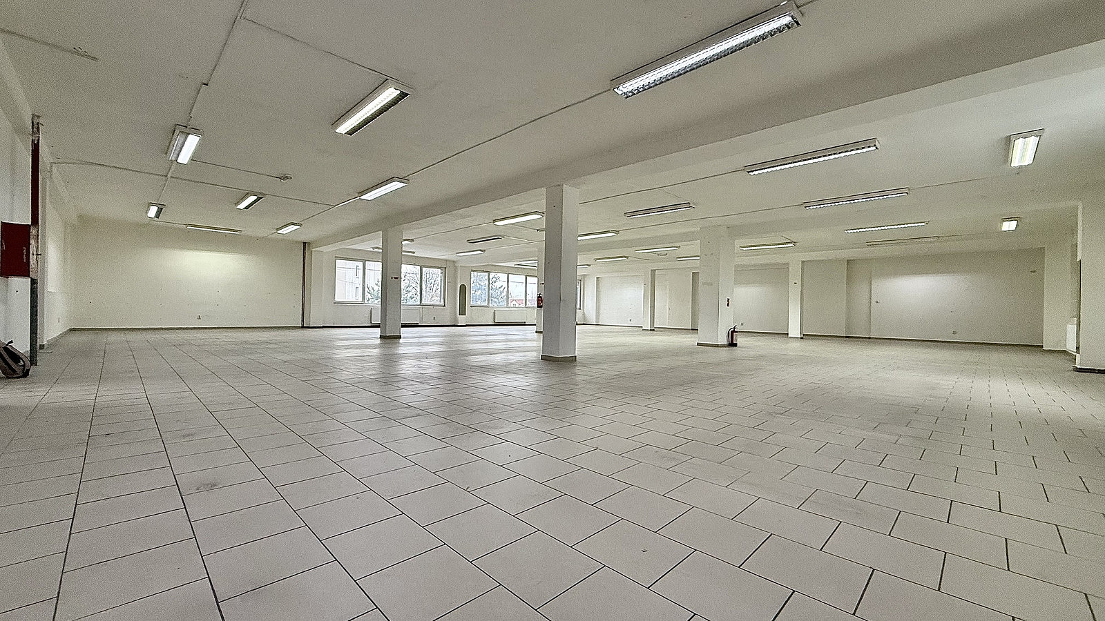 Pronájem obchodních prostor 1 200 m² — photo 4
