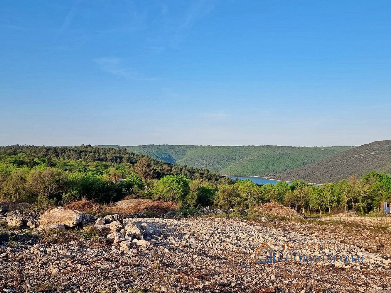 Prodej stavebního pozemku 1 100 m² - Vista 2