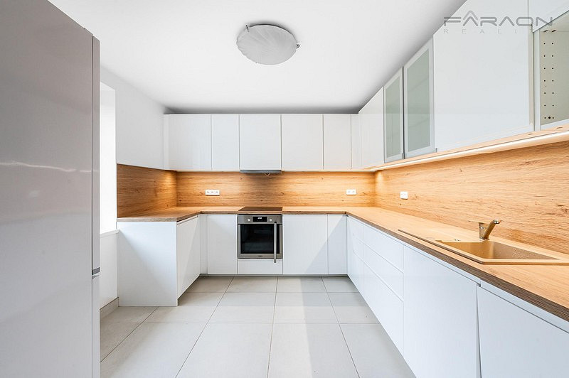 Pronájem kanceláře 350 m² – fotografie 5