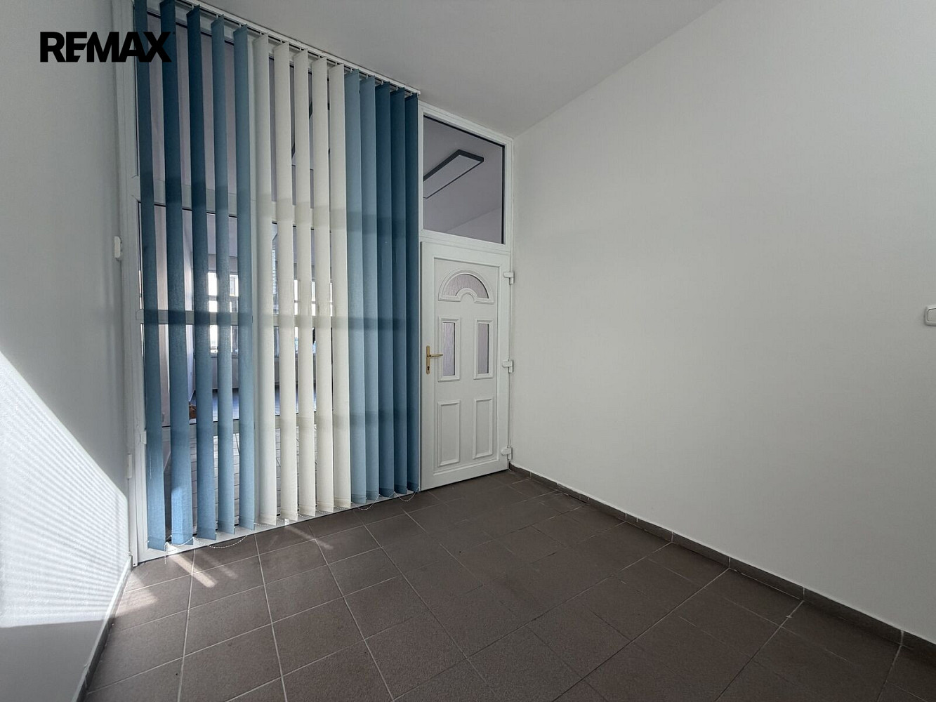 Pronájem obchodních prostor 42 m² – fotografie 2