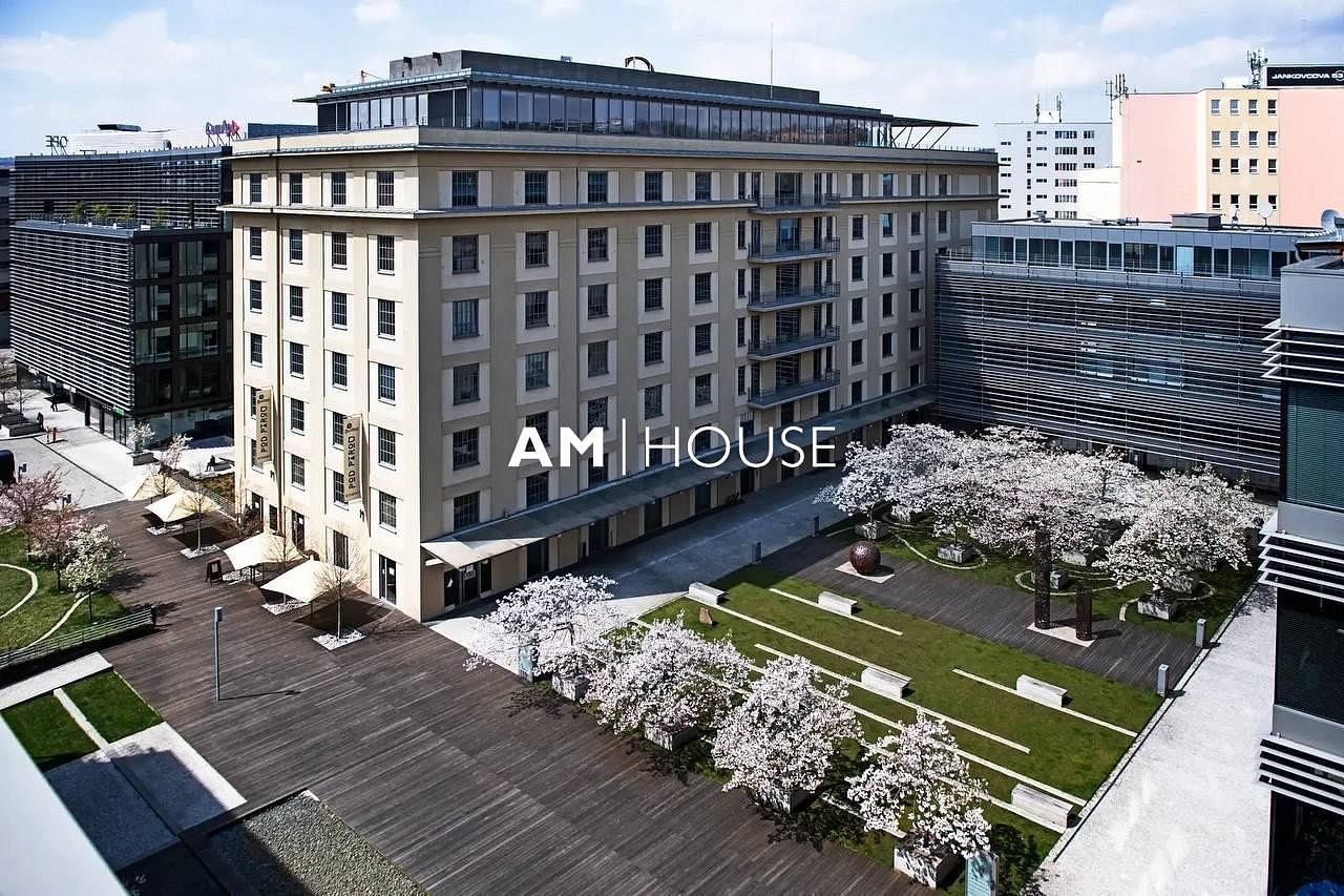 Pronájem kanceláře 653 m²