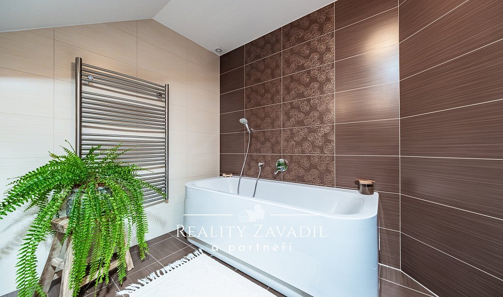 Prodej domu 475 m² s pozemkem 1 627 m², Ráby – náhled fotky 10