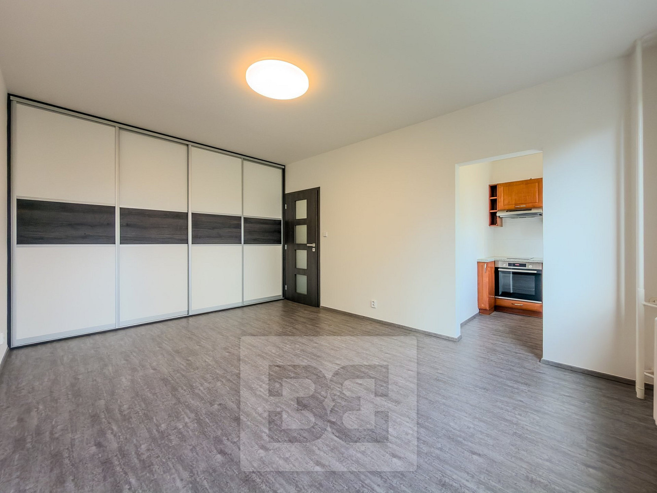 Pronájem bytu 1+kk 31 m² – fotografie 2