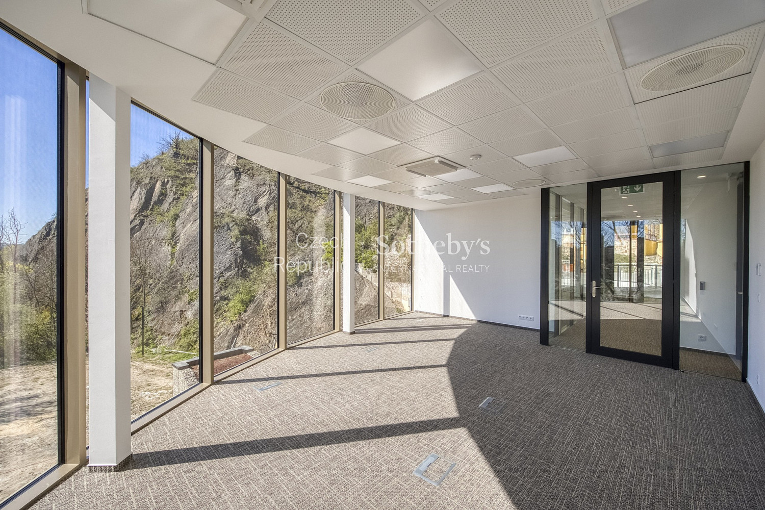 Pronájem kanceláře 1 500 m² – fotografie 4