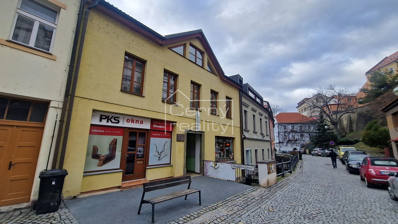 Prodej komerčního objektu - nájemního domu v centru Chrudimi, 3 byty (210 m²), 3 nebyty (140 m²) – pohled 3
