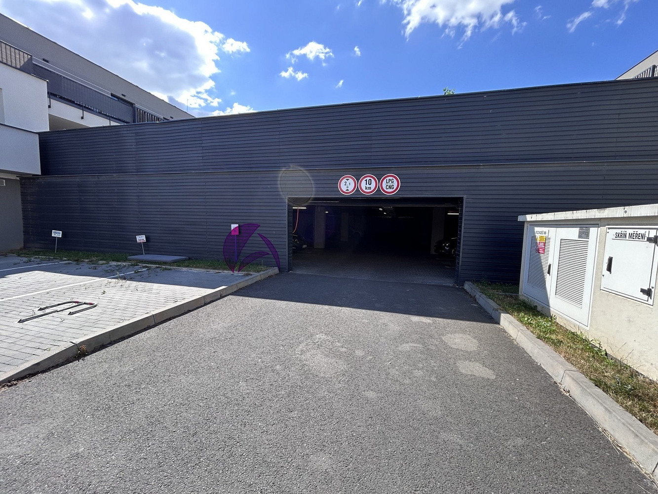 Pronájem garážové stání, 12 m2 - olomouc