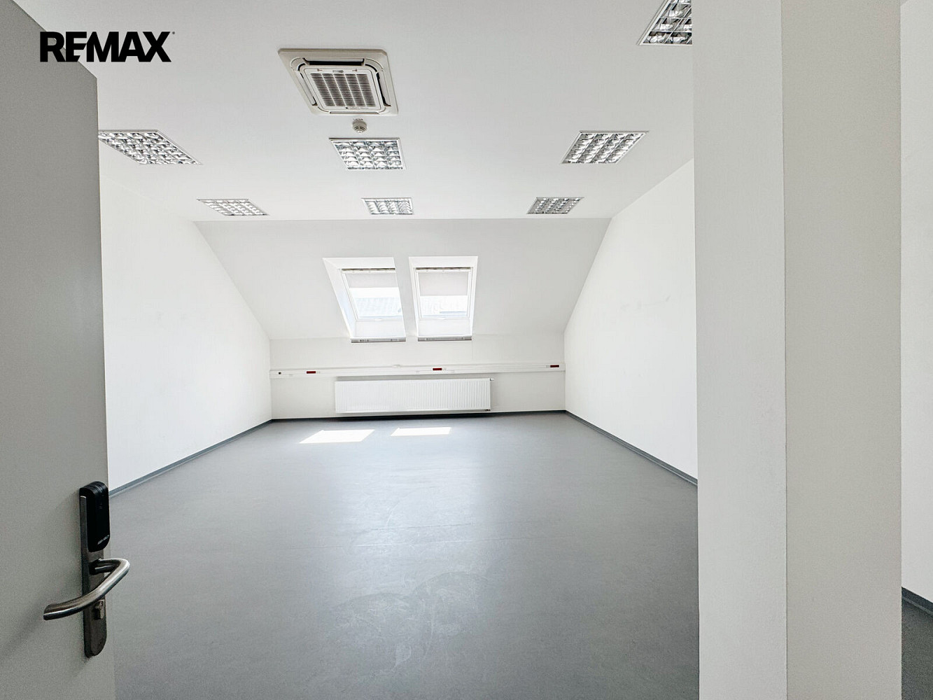 Pronájem kanceláře 20 m² – fotografie 3