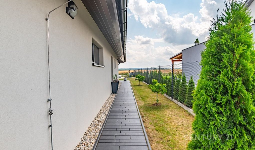 Prodej domu 260 m² s pozemkem 906 m², Hajany – náhled fotky 30