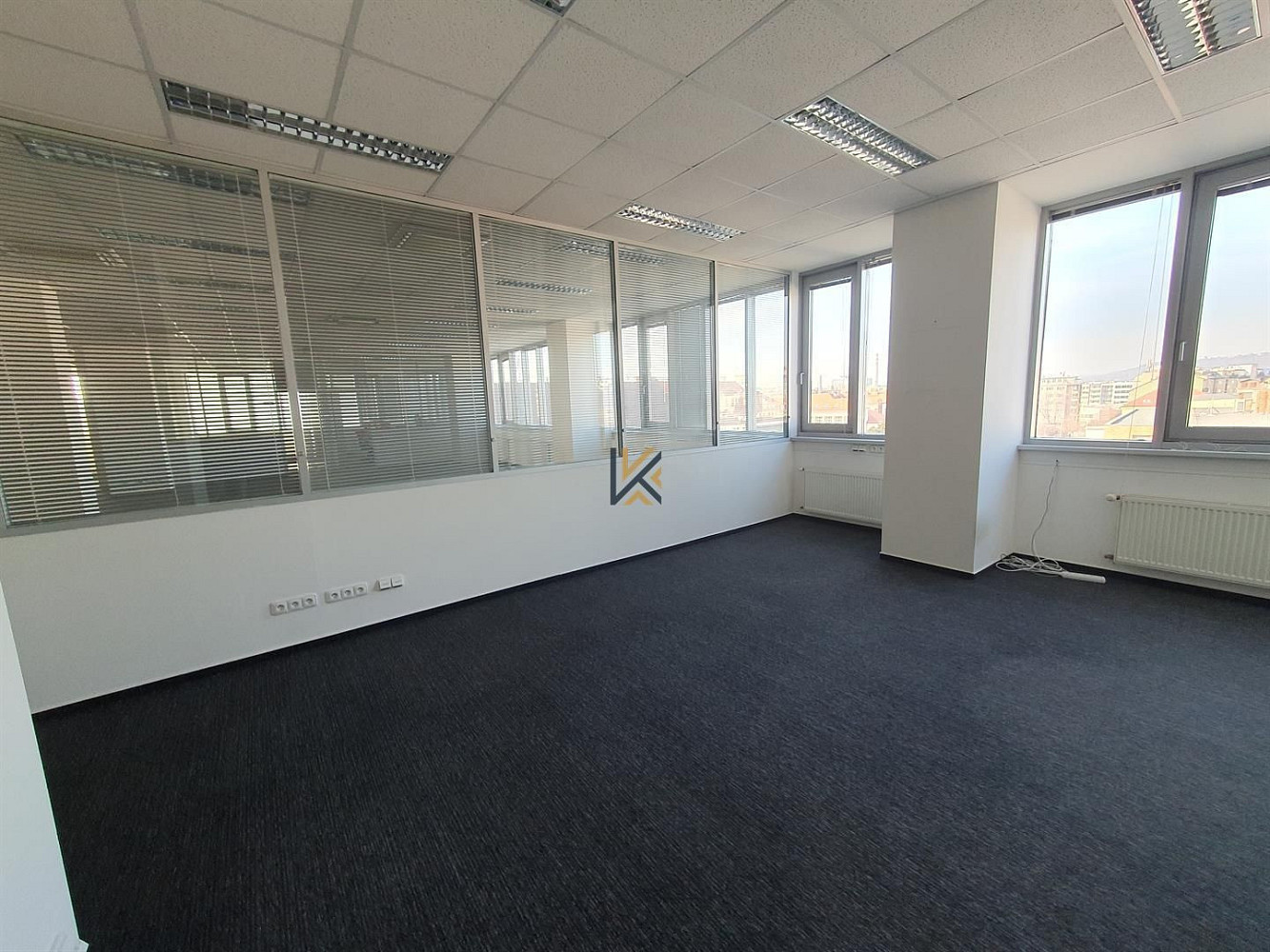 Pronájem kanceláře 285 m² – fotografie 2