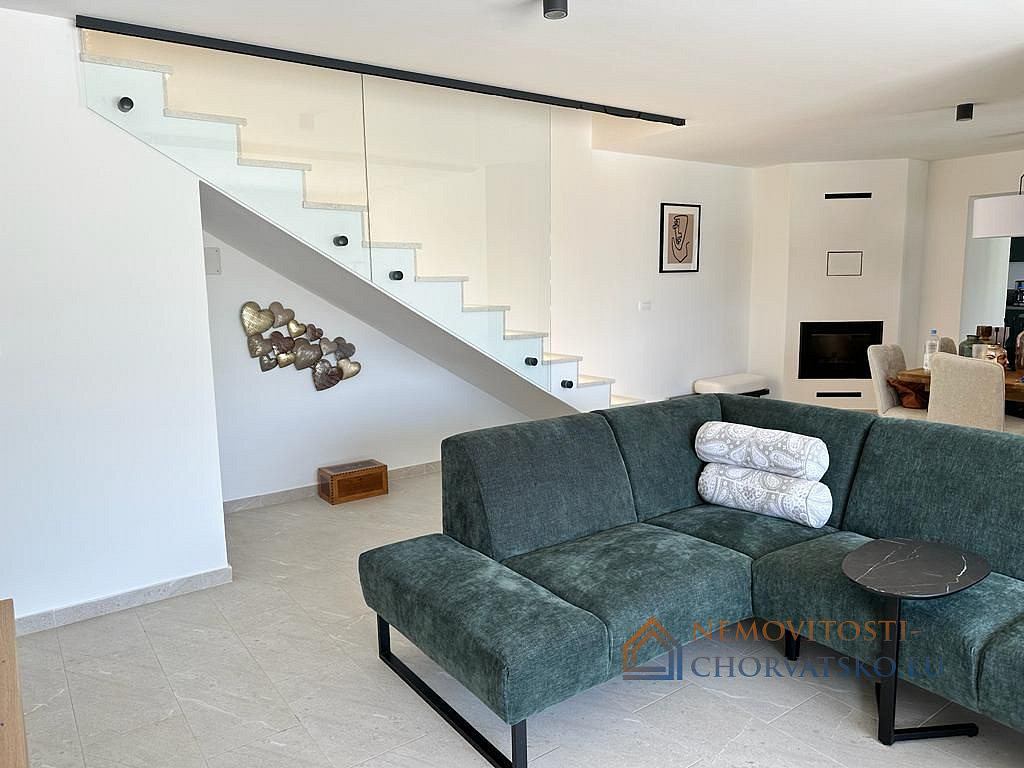 Prodej domu 328 m² s pozemkem 870 m² - Aanzicht 4