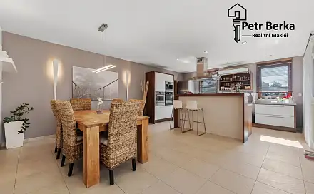 Prodej domu 308 m² s pozemkem 1 455 m², Na Jaroši, Předboj, okres Praha-východ