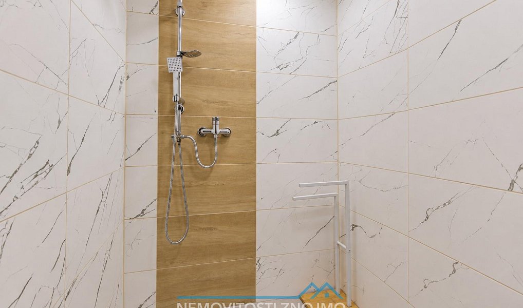 Prodej domu 220 m² s pozemkem 1 436 m², Chvalovice – náhled fotky 22