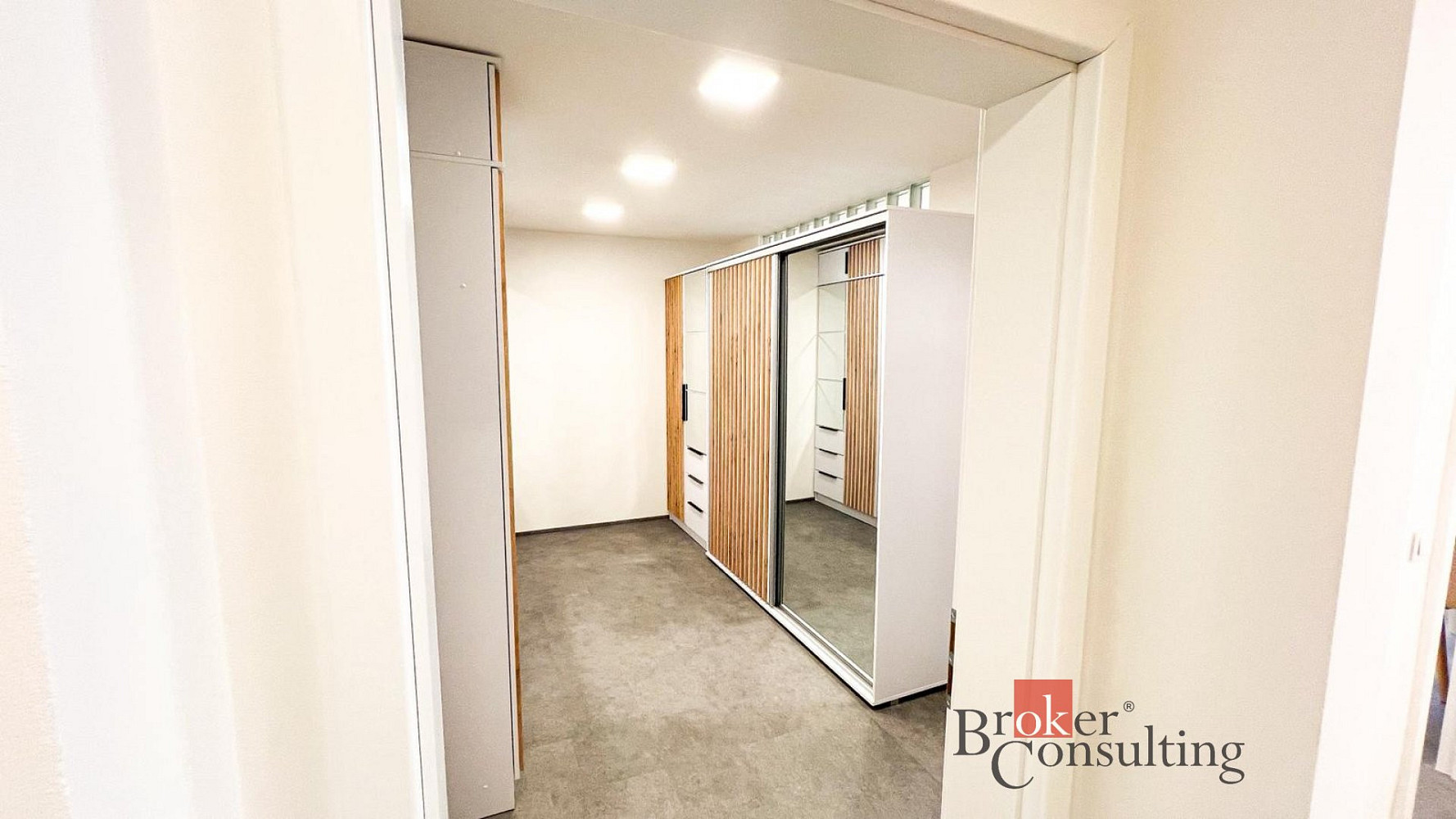 Pronájem bytu 2+kk 74 m² – fotografie 3