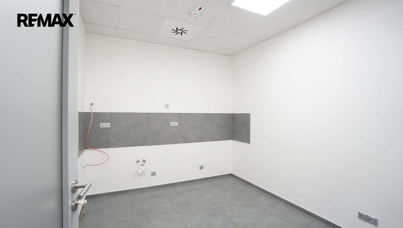 Pronájem kanceláře 200 m² – fotografie 4
