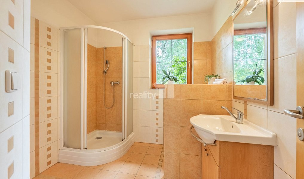 Prodej domu 200 m² s pozemkem 1 008 m², Kamenice – náhled fotky 38
