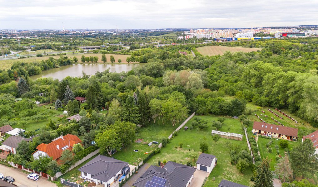 Prodej stavebního pozemku 1 033 m², Praha – náhled fotky 2