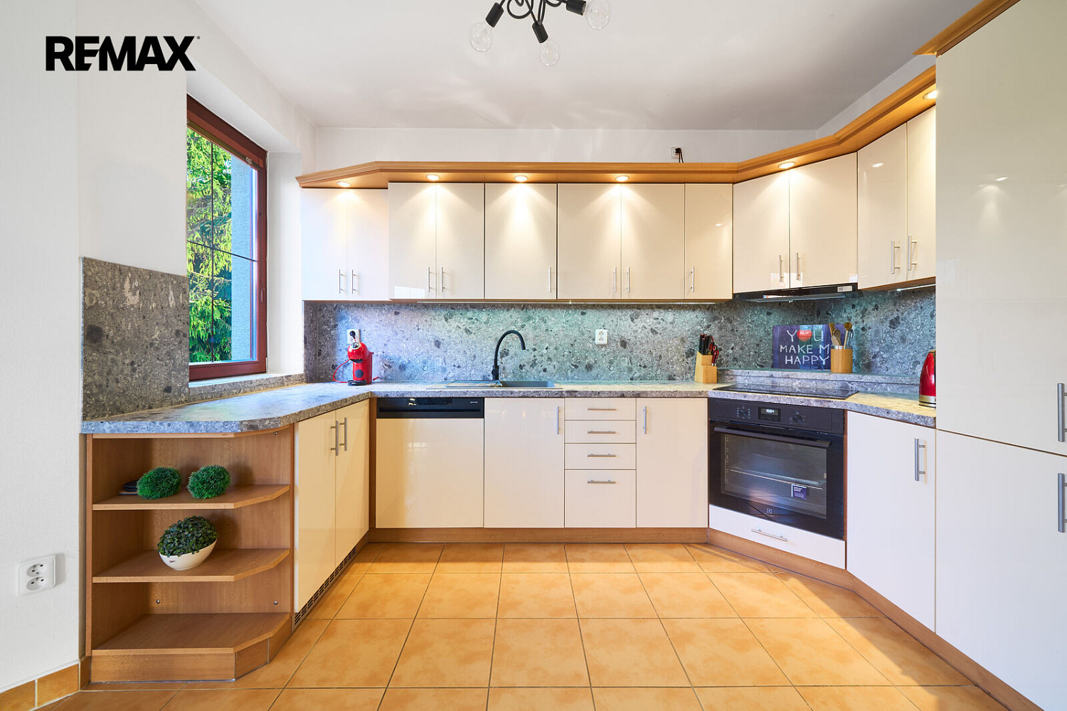 Prodej domu 210 m² s pozemkem 1 003 m² – fotografie 2