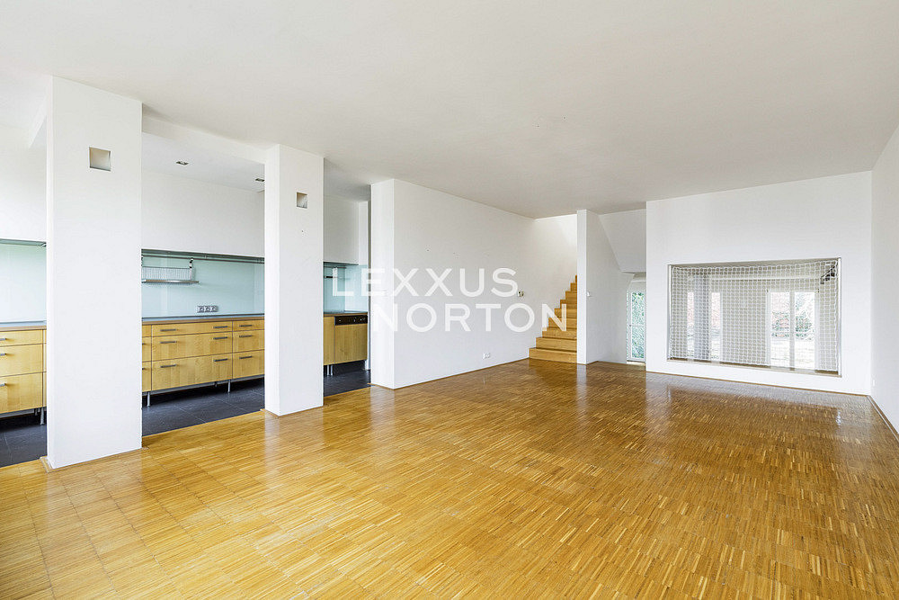 Pronájem domu 350 m² s pozemkem 121 m² — photo 2