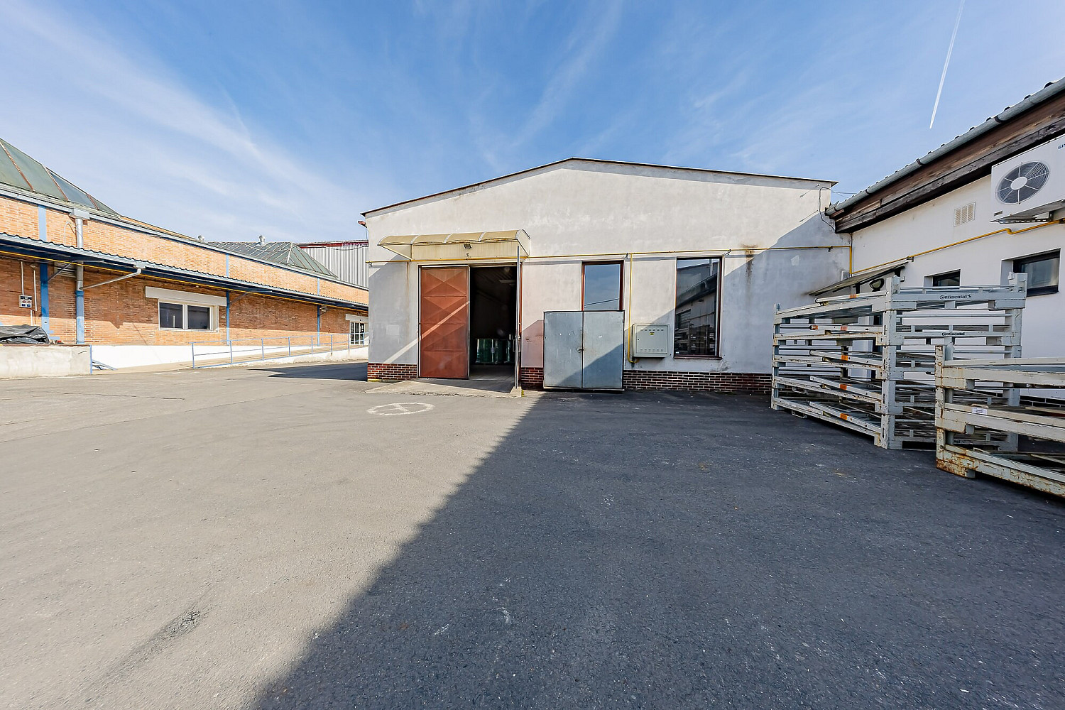 Pronájem skladovacích prostor 242 m²
