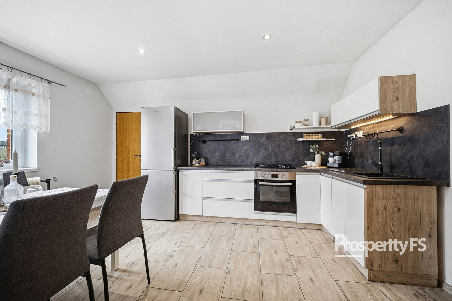 Prodej domu 247 m² s pozemkem 1 294 m² – fotografie 2