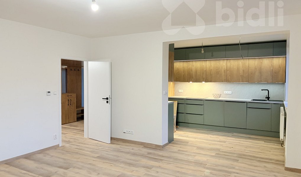 Pronájem bytu 3+1 88 m², Černošice – náhled fotky 2