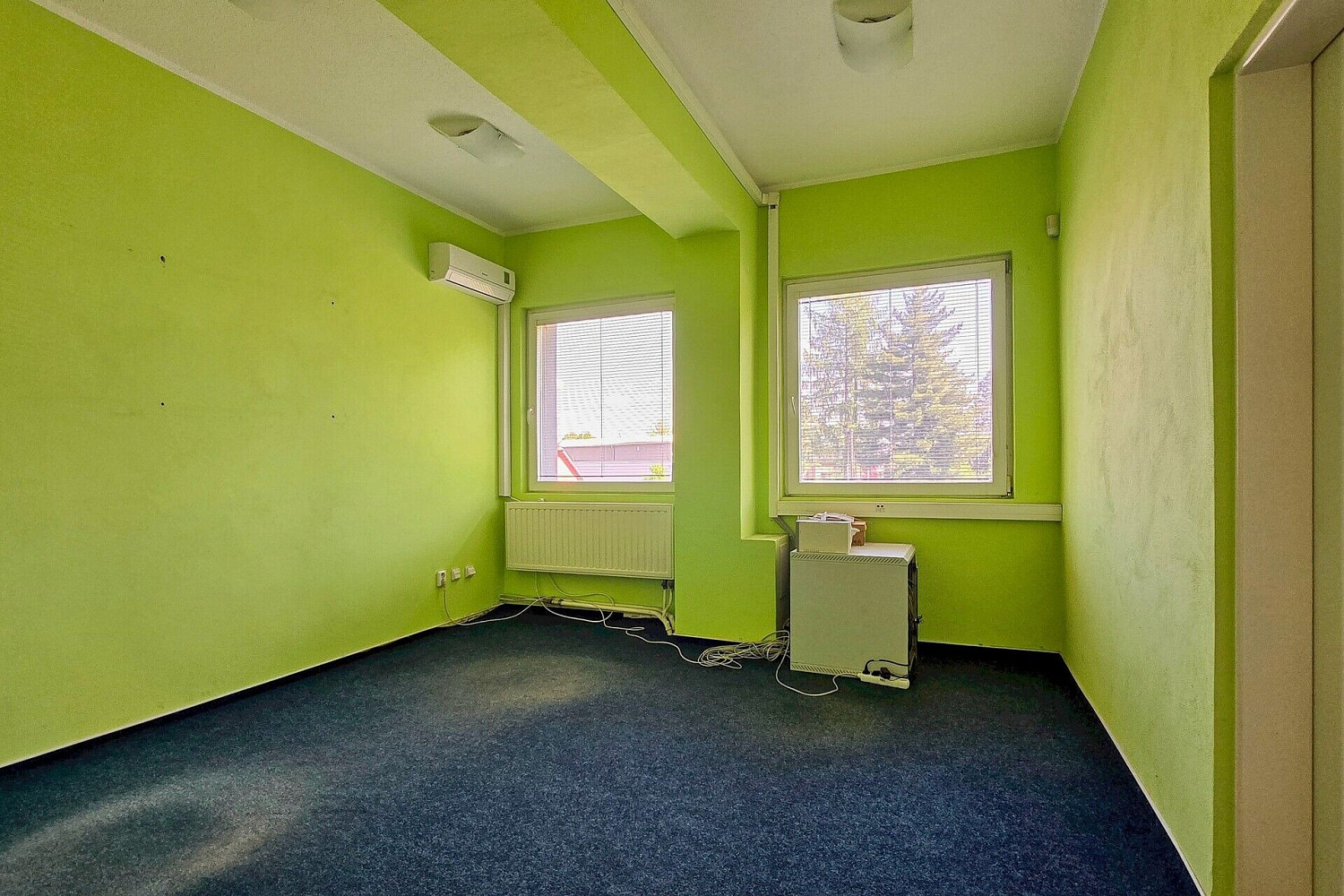 Pronájem klimatizované kanceláře č. 2 o ploše 15 m² s vlastním parkováním