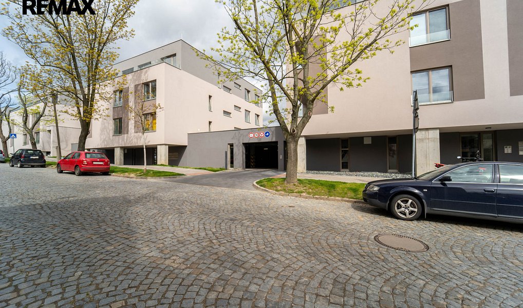 Prodej dvou garážových stání v novém bytové domě, ulice 5. května, Kolín, Kolín – náhled fotky 3