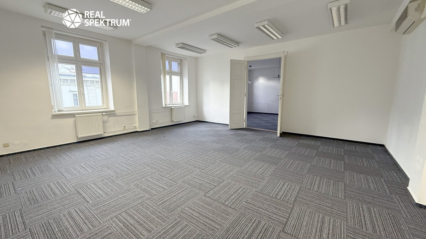 Pronájem kanceláře 552 m² – fotografie 2