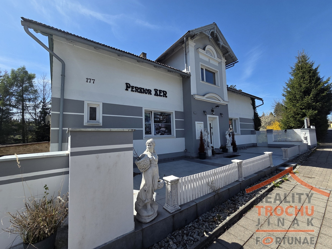 Prodej domu 390 m² s pozemkem 2 700 m²