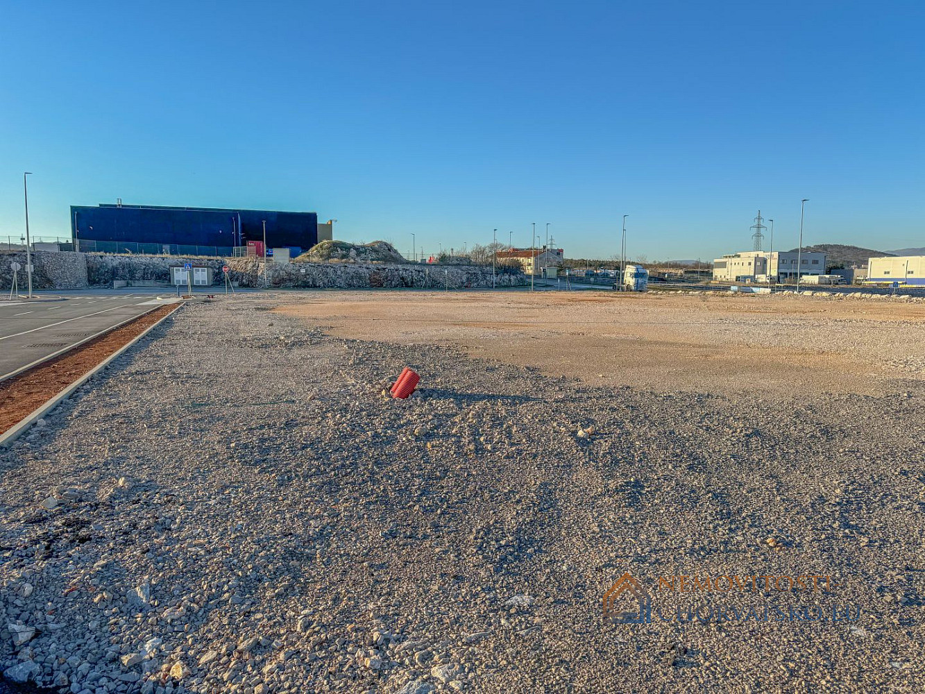 Prodej stavebního pozemku 2 350 m² – pohled 2