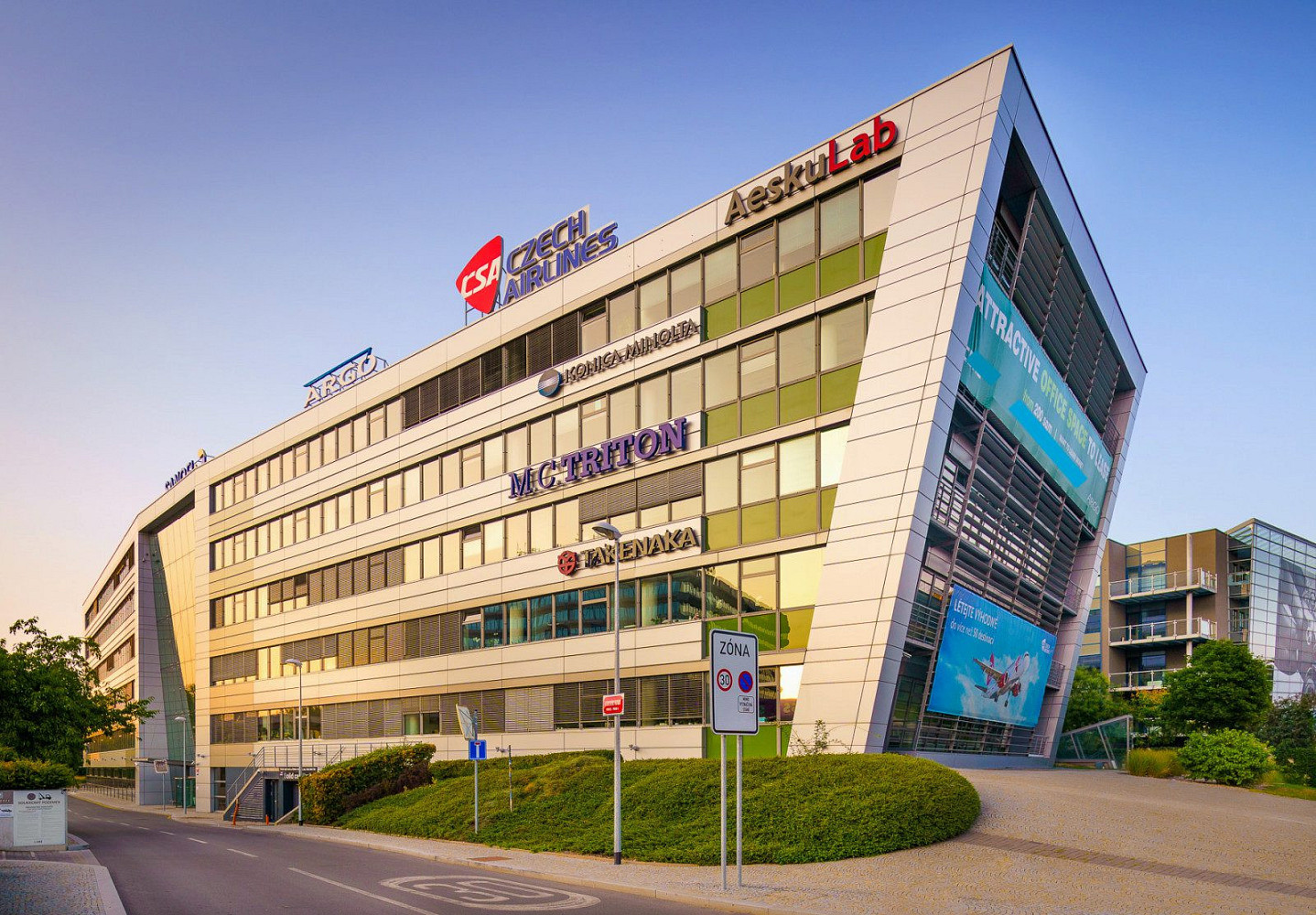 Pronájem kanceláře 329 m²