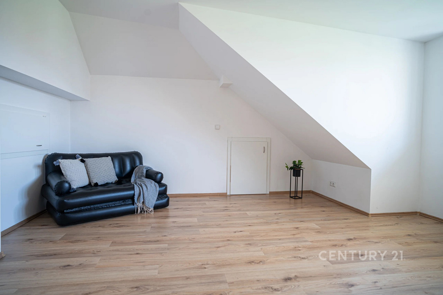 Pronájem bytu 3+kk 74 m² – fotografie 4