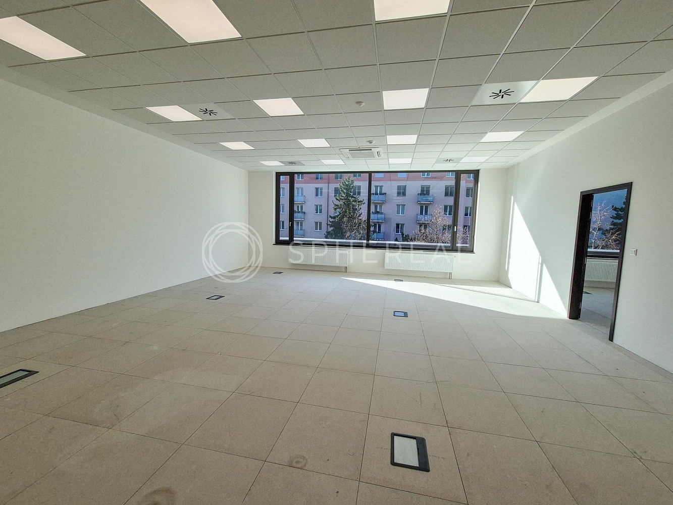 Pronájem kanceláře 1 800 m² – fotografie 2