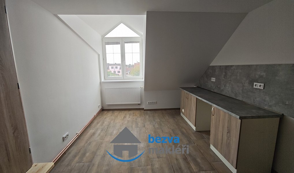 Pronájem bytu 3+1 88 m², Pardubice – náhled fotky 2