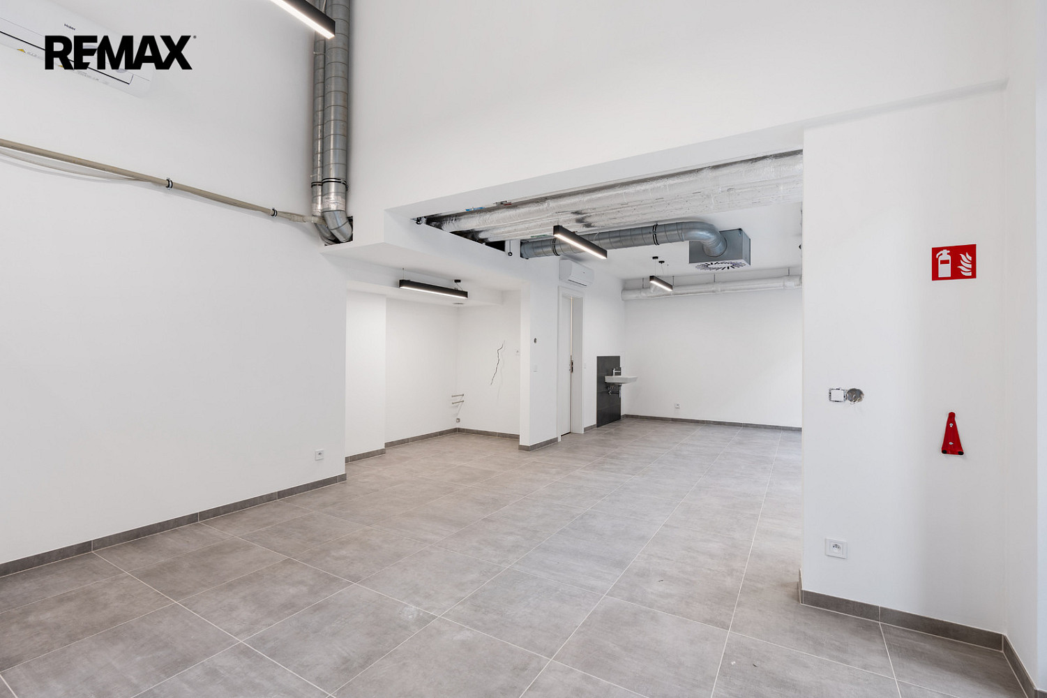 Pronájem obchodních prostor 60 m² – pohled 2