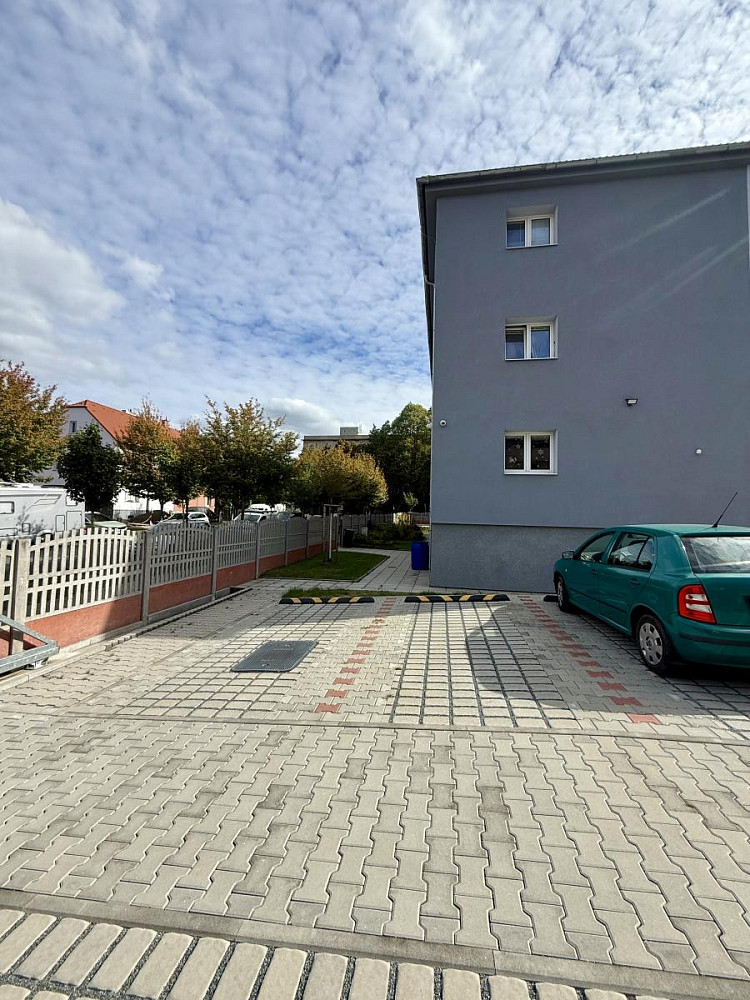 Pronájem parkovacího stání - Božkovská ulice