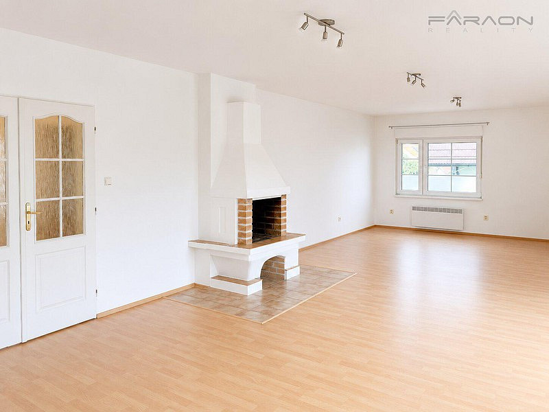 Pronájem domu 365 m² s pozemkem 539 m² — photo 2