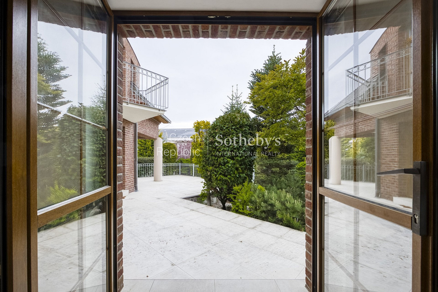 Pronájem domu 390 m² s pozemkem 903 m² – fotografie 3