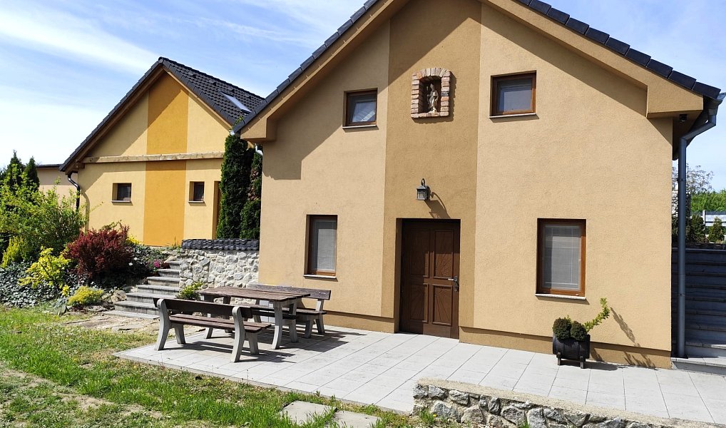 Prodej ubytovacího objektu 206 m², Dyjákovice – fotka 1 z 46