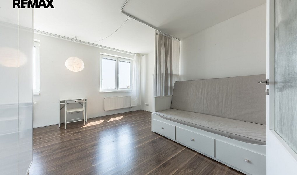 Pronájem bytu 1+kk 30 m², Klecany – náhled fotky 2