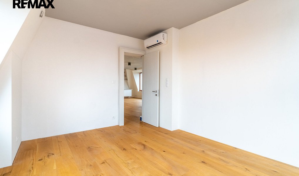 Pronájem bytu 5+kk 136 m², Praha – náhled fotky 9