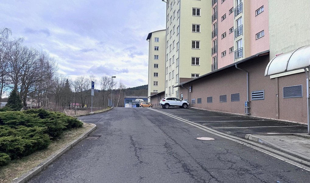 Venkovní parkovací stání 13 m2, ul. Waldertova, Karlovy Vary – náhled fotky 3