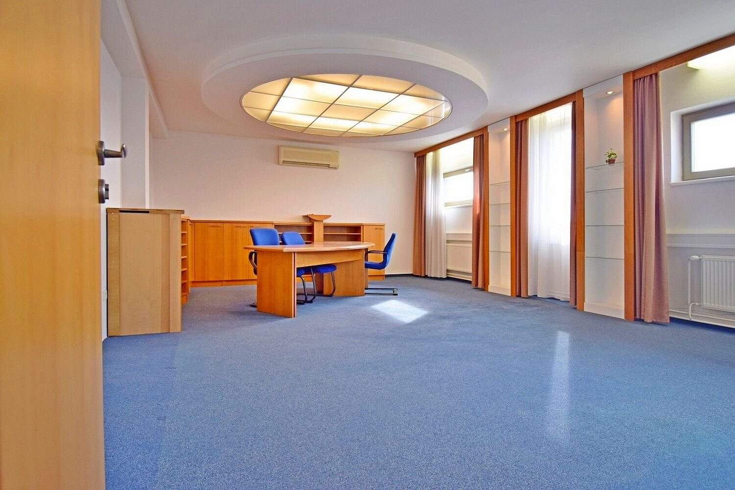 Pronájem kanceláře 192 m² — photo 2