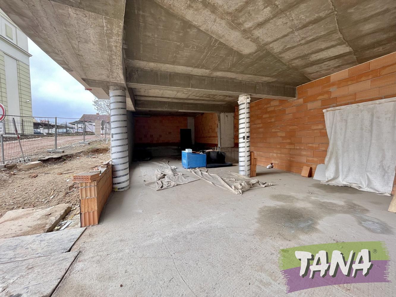 Pronájem obchodních prostor 335 m² – fotografie 2