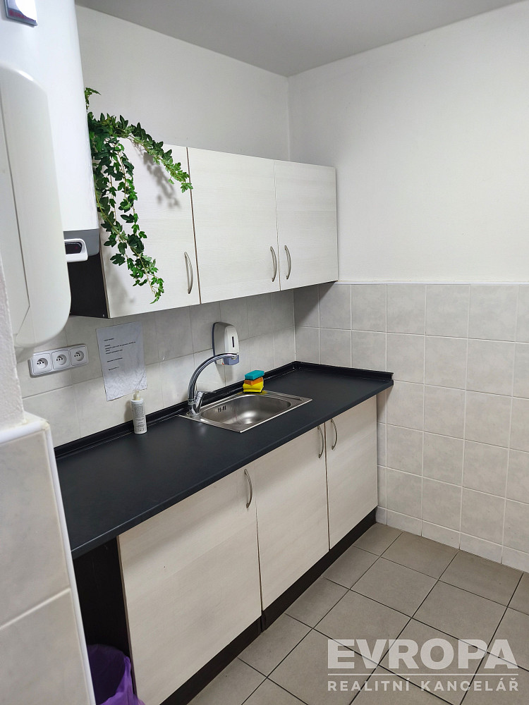 Pronájem prostorů pro sklad nebo lehkou výrobu 73m² Praha Ďáblice. – pohled 5