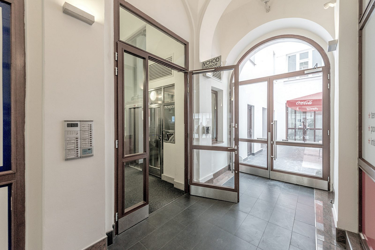Pronájem kanceláře 200 m² – fotografie 2